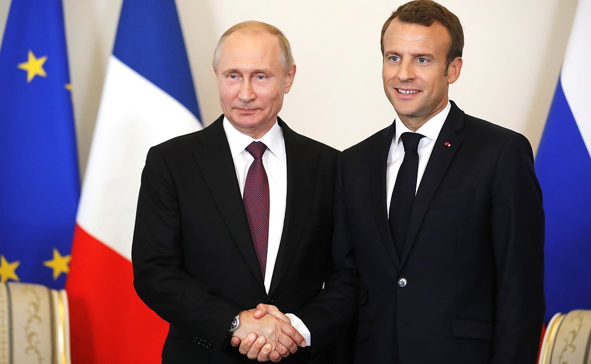 1200px-Vladimir_Putin_and_Emmanuel_Macron_(2018-05-24)_07